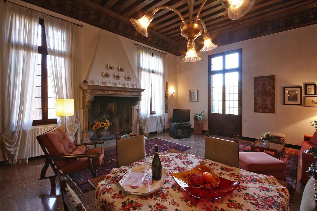 Appartamenti Inside Palazzo Foscarini Venice Ngoại thất bức ảnh